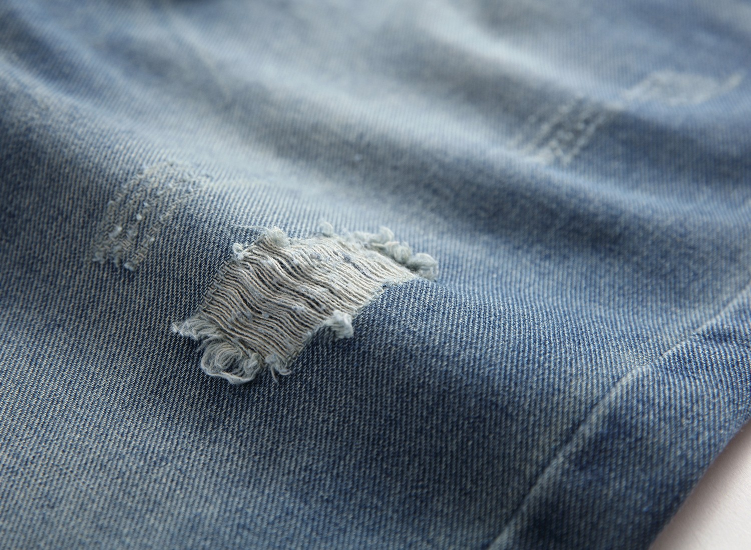 UrbanFlex™ – Herren-Jeans mit Rissen und Straight Fit