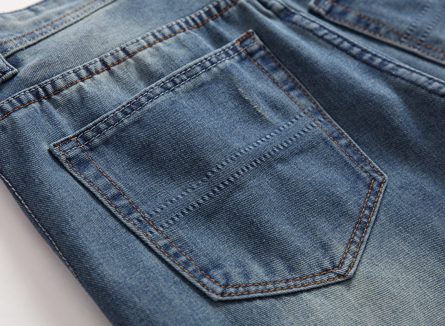 UrbanFlex™ – Herren-Jeans mit Rissen und Straight Fit
